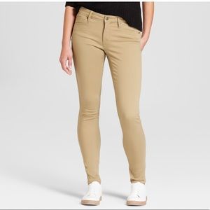 Junior kaki jeggings.